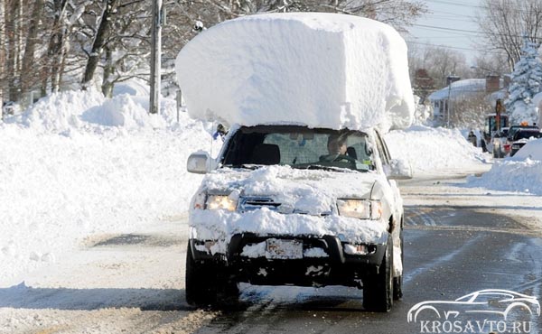 Наличие большого количества снега и наледи на стеклах автомобиля и его кузове