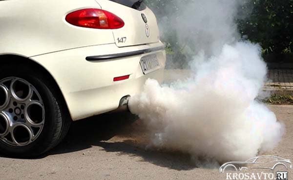 Наличие дыма в выхлопных газах автомобиля